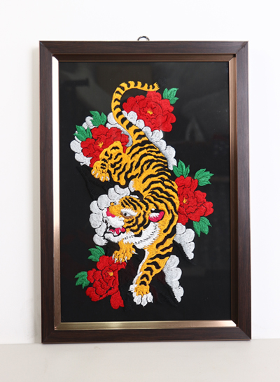 WYRDS EMBROIDERY tiger embroidery frame